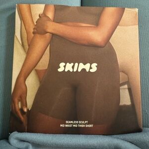 NEW….SKIMS Seamless Sculpt Shorts size 4X